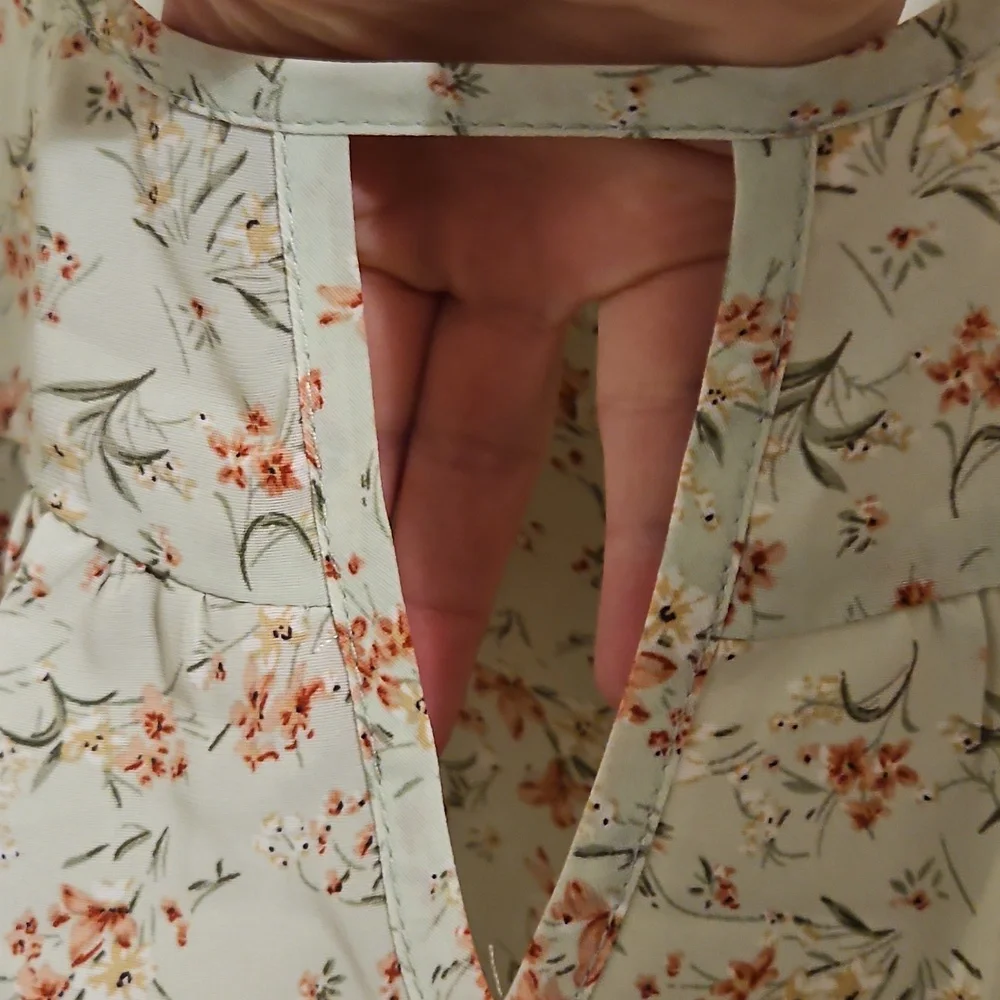 Agnes Orinda Pale Green Floral Keyhoke Blouse. NWT - Picture 4 of 7